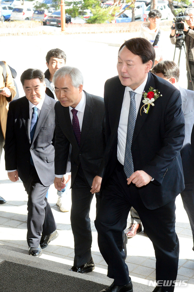 [부산=뉴시스] 하경민 기자 = 윤석열 검찰총장이 일선 검사들과 간담회를 갖기 위해 13일 오후 부산 연제구 부산고검·지검을 방문, 간부들과 인사한 이후 청사로 들어가고 있다. 2020.02.13.  yulnetphoto@newsis.com