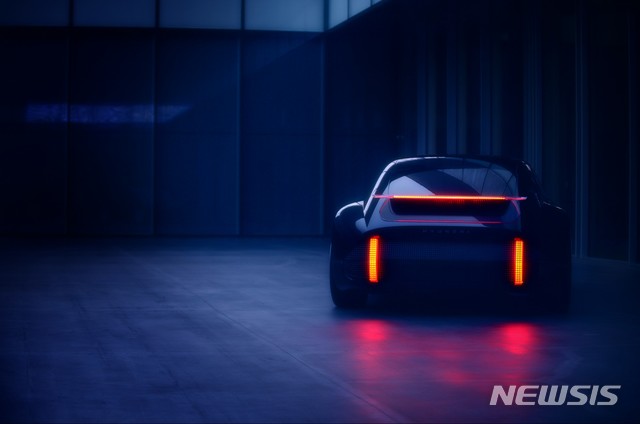 [서울=뉴시스] 현대자동차가 미래 디자인의 방향성을 담아낸 새로운 EV 콘셉트카 '프로페시'의 티저 이미지를 14일 공개했다. (사진=현대자동차 제공)