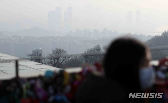 [서울=뉴시스]김선웅 기자 =지난 2월15일 서울 남산공원에서 바라본 도심이 흐리다. 2020.02.15. mangusta@newsis.com