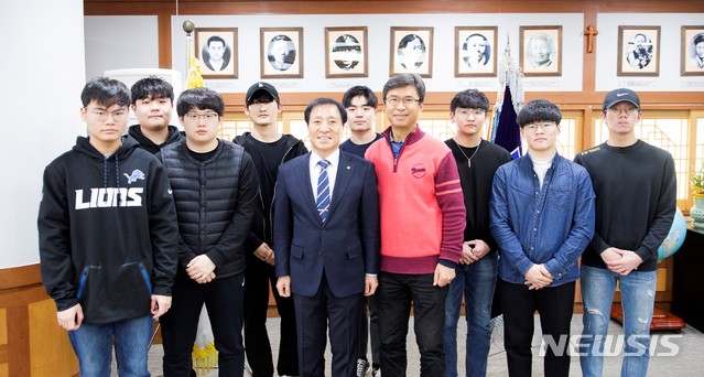배재대 김선재(가운데) 총장과 드론·로봇공학과 학생들,공현철(오른쪽 네번째) 학과장