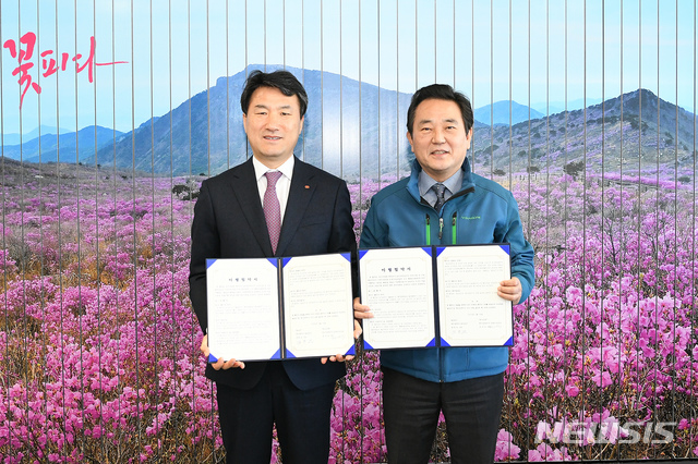 김문오 달성군수(오른쪽)·전시식 한전 남대구지사장 전선 지중화사업 업무협약 체결