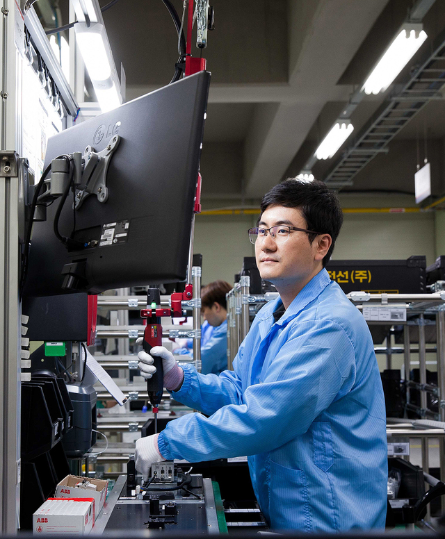 [서울=뉴시스] LS EV 코리아 한국 사업장에서 직원들이 ESS용 부품을 생산하고 있다. 사진 LS전선