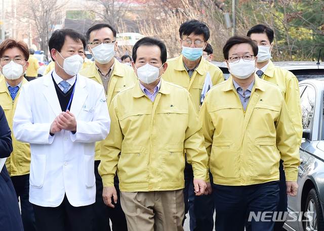 【수원=뉴시스】김경호 기자= 염태영(앞줄 맨오른쪽) 경기 수원시장이 지난 8일 경기도의료원 수원병원을 찾은 정세균(앞줄 가운데) 국무총리에게 ‘기초지자체 자체 역학 조사관 채용·사전역학 조사 권한 부여’에 대한 건의를 하고 있다. 