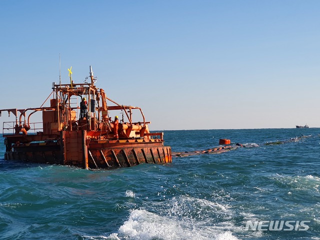 [울산=뉴시스]안정섭 기자 = 울산해양경찰서가 해상원유이송시설인 '원유 부이(buoy·사진)'에서 발생하는 해양오염사고를 예방하기 위해 방지대책을 시행한다. 2020.02.18. (사진=울산해양경찰서 제공)photo@newsis.com