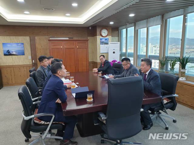 [울릉=뉴시스] 강진구 기자 = 경북 울릉군 김병수 군수와 정성환 군의회 의장, 남진복 경상북도의회 의원, 지역주민 대표 등은 지난 17일 오후 경북지방우정청장을 면담하고 울릉저동우체국의 존치를 건의했다.(사진=울릉군 제공) 2020.02.18. photo@newsis.com