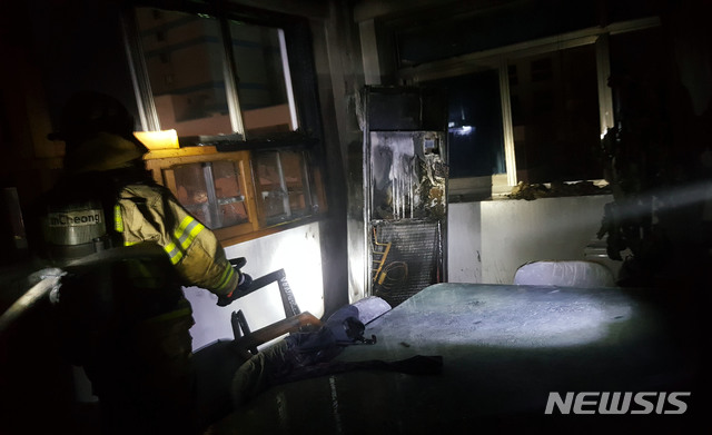 [부산=뉴시스] 18일 오후 7시 28분게 부산 금정구의 한 의류공장 5층 재단실에서 불이 났다. (사진=부산소방재난본부 제공)