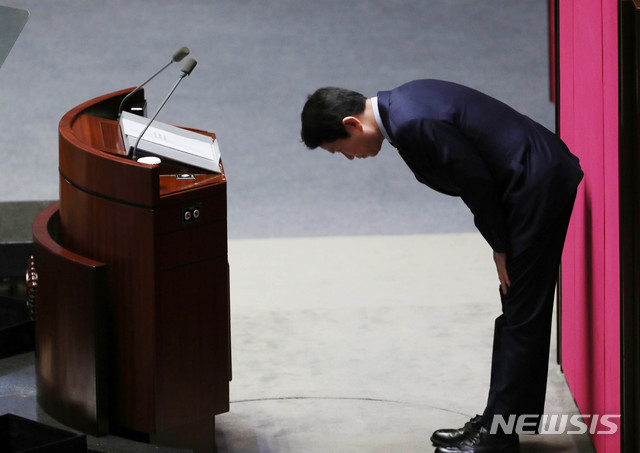 [서울=뉴시스] 장세영 기자 = 이인영 더불어민주당 원내대표가 18일 서울 여의도 국회 본회의장에서 교섭단체 대표연설 전 인사를 하고 있다. 2020.02.18.  photothink@newsis.com