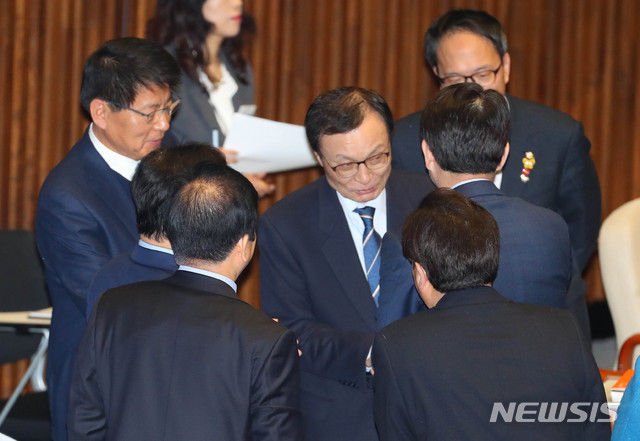 [서울=뉴시스] 장세영 기자 = 이인영 더불어민주당 원내대표가 18일 서울 여의도 국회 본회의장에서 교섭단체 대표연설을 끝내고 이해찬 더불어민주당 대표와 악수를 나누고 있다. 2020.02.18.  photothink@newsis.com