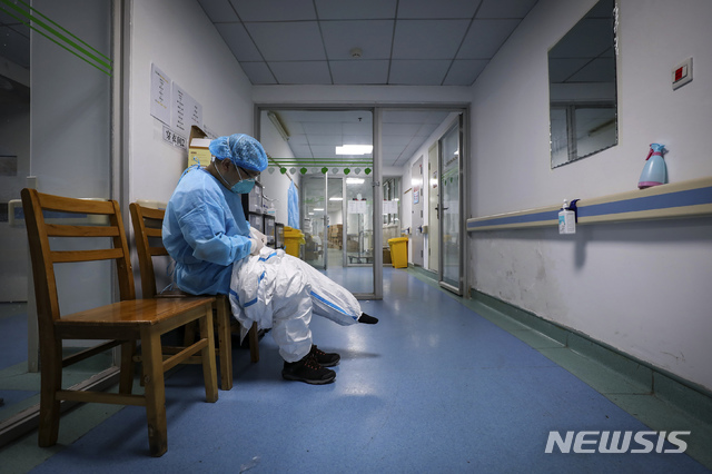 [우한=AP/뉴시스] 신종 코로나바이러스 감염증(코로나19) 진원지인 중국 후베이성 우한시의 코로나19 지정병원인 진인탄 병원에서 16일 보호복을 입은 의사가 의자에 앉아있다. 2020.02.19.  