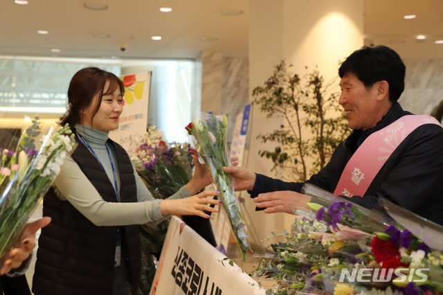 [서울=뉴시스]한국서부발전은 본사 로비에서 상품판매에 어려움 겪고 있는 지역 화훼농가 지원을 위해 가정의 날 꽃 나눔 행사를 가졌다. (사진=한국서부발전 제공)