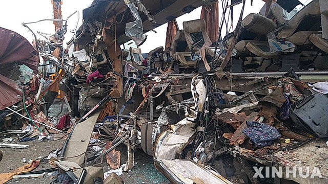 [티루푸르(인도)=신화/뉴시스]20일(현지시간) 인도 남부 타밀나두주 티루푸르 지구 아비나시 지역에서 버스 한 대와 트럭 한 대가 부딪혀 구조대가 사고 차량을 끌어내고 있다. 2020.02.20.