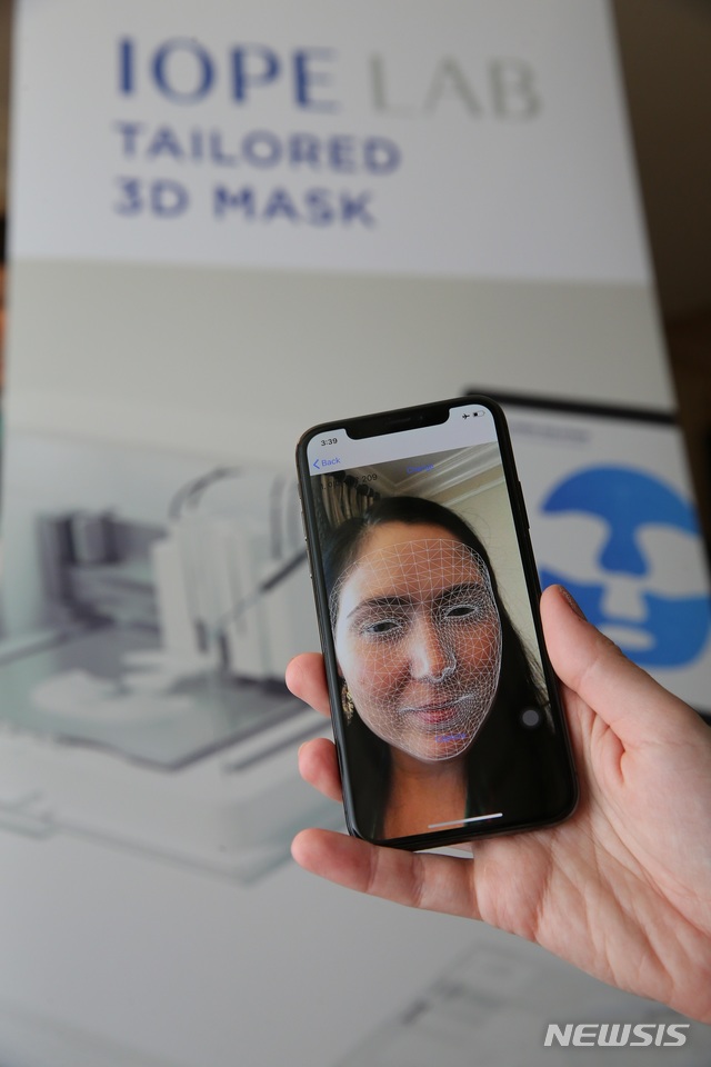 [서울=뉴시스] 1월7~10일(현지시간) 미국 네바다주 라스베이거스에서 열린 'CES 2020'에서 관람객이 '3D 프린팅 맞춤 마스크팩'을 시연하는 모습