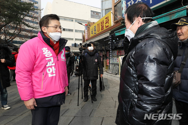 [서울=뉴시스]김병문 기자 = 4·15 총선에서 ‘정치 1번지’ 종로에 출사표를 던진 황교안 미래통합당 대표가 21일 오전 서울 종로구 낙원동 일대를 찾아 지역 주민들에게 인사하고 있다. 2020.02.21.  photo@newsis.com