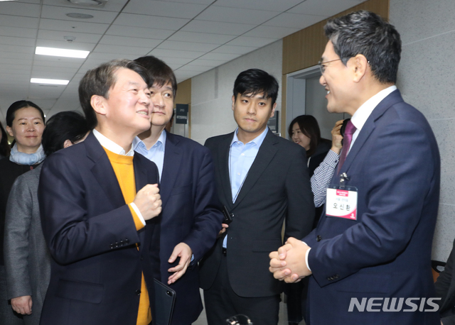 [서울=뉴시스]김명원 기자 = 안철수 국민의당 창당준비위원장이 21일 오전 서울 여의도 국회 의원회관에서 열린 제3차 창당준비위원회 중앙운영위원회의를 마치고 나서다 미래통합당 면접 대기중인 오신환 미래통합당 의원을 만나 인사하고 있다. 2020.02.21. kmx1105@newsis.com