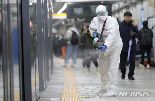 [서울=뉴시스] 전진환 기자 = 지난달 한 지하철역에서 방역작업이 이뤄지고 있다. (사진은 기사 내용과 직접적인 연관은 없습니다.) 2020.02.21. amin2@newsis.com