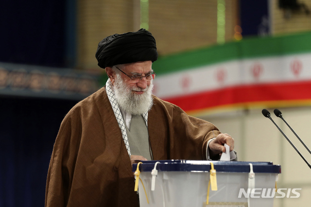 [테헤란=AP/뉴시스] 아야톨라 세예드 알리 하메네이 이란 최고지도자가 지난 2월21일(현지시간) 테헤란에 위치한 총선 투표소에서 투표를 하고 있다. 2020.10.29 
