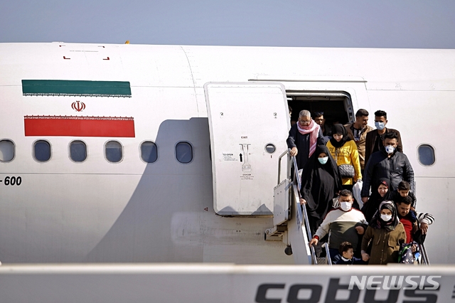 [나자프(이라크)=AP/뉴시스]21일(현지시간) 이라크 나자프의 나자프 공항에 도착한 이란 항공기에서 승객들이 내리고 있다. 이라크 정부는 이란에서 신종 코로나바이러스 확진자가 발생하면서 이란인의 입국이나 국경 통과를 3일간 금지했으며 귀국하는 자국민만 입국을 허용한다고 밝혔다. 이라크 국적 항공사인 이라크항공도 이란 행 항공편 운항을 중단했다. 2020.02.22.
