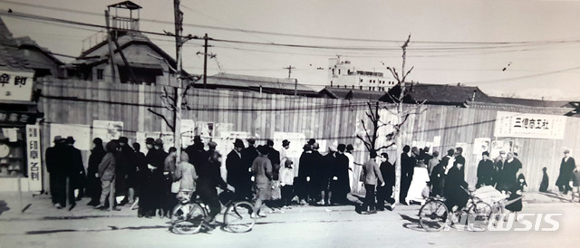 [서울=뉴시스] 1945년 12월 말 서울시민들이 모스크바 삼상회의 결정 내용이 적힌 벽보를 보고 있다. (사진=미국 국립문서기록청) 2020.02.23. photo@newsis.com (* 위 사진은 재배포, 재판매, DB 및 활용을 금지합니다.)