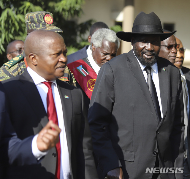 [주바=AP/뉴시스] 남수단 살바 키르 대통령(오른쪽)과 다베데 마부자 부통령이 22일(현지시간) 수도 주바에서 열린 취임식에 참석하고 있다. 남수단은 이날 정부와 반정 세력이 참여한 통합 과도정부를 출범시켰다. 2020.02.23 