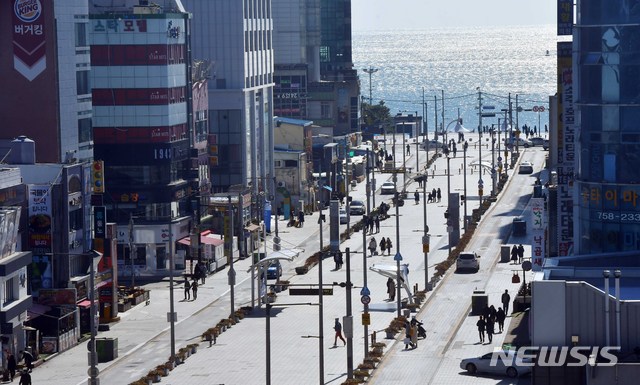 [부산=뉴시스] 하경민 기자 = 부산지역에서 신종 코로나바이러스 감염증(코로나19) 확진환자가 무더기로 발생한 23일 부산 해운대구 해운대해수욕장 앞 구남로 일대가 평상시에 비해 비교적 한산한 모습을 보이고 있다. 이날 부산의 코로나19 확진환자 수는 총 16명이다. 2020.02.23. yulnetphoto@newsis.com