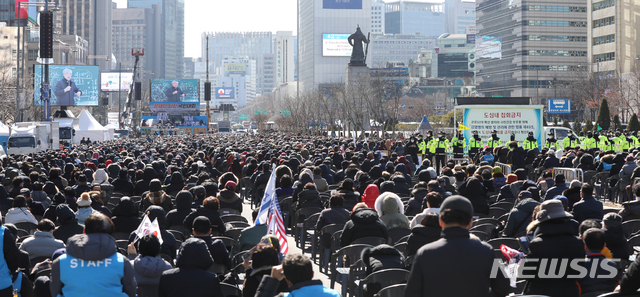 [서울=뉴시스] 조수정 기자 = 신종 코로나 바이러스 감염증(코로나 19)가 전국적으로 확산세를 보이는 가운데 23일 감염병 관리 관련 법률 등으로 집회 시위가 금지된 서울 광화문광장에서 전광훈 목사가 이끄는 문재인하야범국민투쟁본부 회원들이 집회를 하고 있다. 2020.02.23.  chocrystal@newsis.com