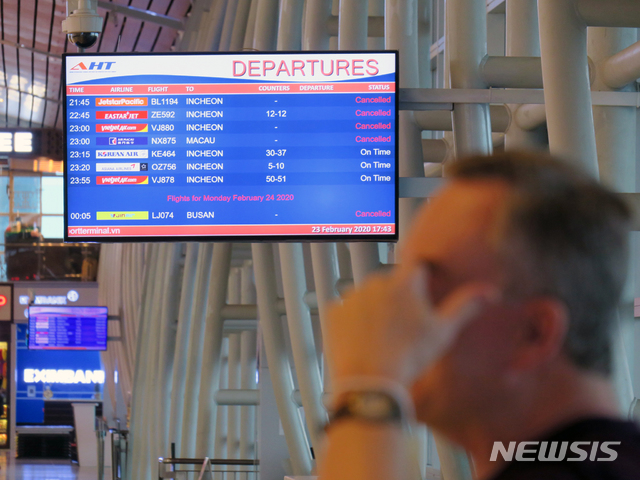 [다낭=뉴시스]베트남 항공이 오는 3월 29일까지 한국으로 향하는 항공편을 전면 취소한 소식이 전해진 23일 오후(현지시각) 베트남 다낭국제공항에서 출발하는 한국행 비행기들이 대부분 취소됐다. 베트남 항공 뿐만 아니라 운휴계획을 발표하지 않았던 티웨이항공, 진에어항공, 이스타항공, 비엣젯 항공 등 일부 한국행 여객기들도 신종 코로나바이러스 감염증(코로나19) 영향으로 당일 운항편을 취소했다. 베트남 정부는 지난 21일 자국민에게 한국 방문 자제를 귄고했다. (사진=독자 제공) 2020.02.23.photo@newsis.com