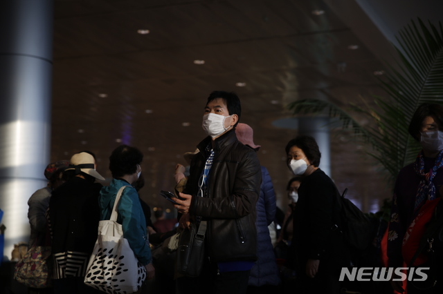 [텔아비브=AP/뉴시스]한국에서 온 관광객들이 23일(현지시간) 이스라엘 텔아비브 인근 벤구리온 공항에서 마스크를 쓴채 서있다. 2020.02.24 