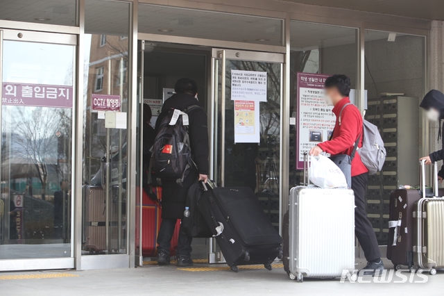 [청주=뉴시스] 조성현 기자= 24일 오후 충북대학교에 도착한 중국인 유학생들이 기숙사 건물로 들어가고 있다. 2020.02.24. jsh0128@newsis.com