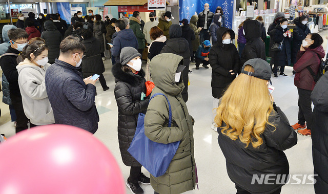 [대구=뉴시스] 이무열 기자 = 신종 코로나바이러스 감염증(코로나19) 확진자가 무더기로 급증하고 있는 24일 오전 대구 수성구 만촌동 이마트에서 시민들이 마스크를 구입하기 위해 줄을 서 있다. 2020.02.24.lmy@newsis.com