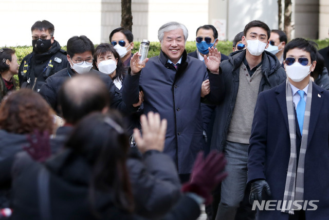 [서울=뉴시스]박미소 기자 = 전광훈 한국기독교총연합회장이 24일 오후 서울 서초구 서울중앙지방법원에서 열린 공직선거법 위반 혐의 구속 전 피의자 심문(영장실질심사)을 마친 후 법정을 나서고 있다. 2020.02.24. misocamera@newsis.com