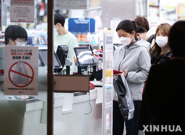 (200224) -- SEOUL, Feb. 24, 2020 (Xinhua) -- Local residents wait to pay at the counter in a shop in Seoul, South Korea, Feb. 24, 2020. South Korea confirmed 231 more cases of the COVID-19 on Monday, raising the total number of infections to 833, and the death toll rose to eight.  The country raised its four-tier virus alert to the highest "red" level on Sunday as the virus infections soared for the past week. (Xinhua/Wang Jingqiang)