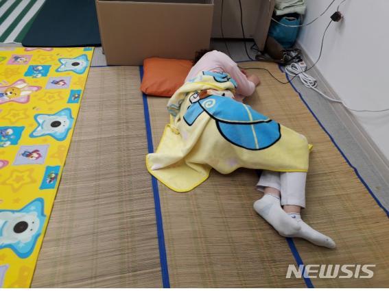 청도 대남병원에서 잠을 자고 있는 간호사 
