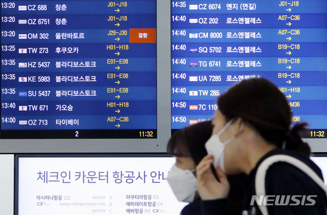 [인천공항=뉴시스] 최동준 기자 = 25일 인천국제공항 항공사 안내 전광판에 몽골 울란바토르행 항공편 결항을 알리고 있다. 신종 코로나바이러스 감염증(코로나19) 영향으로 한국인 입국을 거부하는 국가들이 늘어나 현재 이스라엘, 몽골, 홍콩, 대만 등 4개국에 대한 국제선 운항이 막힌 상황이다. 2020.02.25.  photocdj@newsis.com