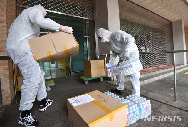 [용인=뉴시스] 김종택 기자 = 새학기를 앞두고 중국인 유학생들이 대거 입국하자 각 대학별로 신종 코로나바이러스 감염증(코로나19) 예방과 차단을 위해 안간힘을 쓰고 있다.25일 오후 경기 용인시 단국대학교 죽전캠퍼스 관계자들이 전날 입국해 유학생 전용 기숙사에 격리되어 있는 중국인 유학생들에게 전달할 도시락을 옮기고 있다. 2020.02.25.semail3778@naver.com