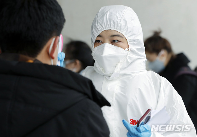 [인천공항=뉴시스] 최동준 기자 = 인천국제공항에 도착한 중국인 유학생들이 25일 학교 관계자에게 이동 전 발열 체크를 받고 있다. 2020.02.25. photocdj@newsis.com