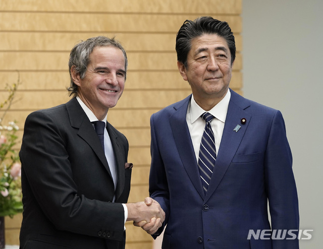[도쿄=AP/뉴시스]라파엘 마리아노 그로시(왼쪽) 국제원자력기구(IAEA) 사무총장이 25일 일본을 방문, 총리관저에서 아베 신조 총리를 만나 회담 전 악수하고 있다. 그로시 사무총장은 26일 폐로 작업이 진행 중인 후쿠시마 제1 원전을 방문할 것으로 알려졌다. 2020.02.25.