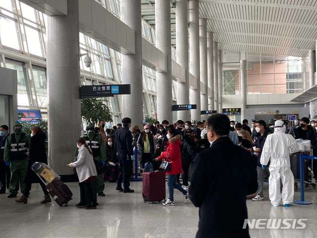 [서울=뉴시스] 박민석 기자=중국 산둥성 웨이하이국제공항에서 25일 방역요원들이 제주항공편으로 입국한 승객들을 버스에 태우고 있다. (사진=독자 제공) 2020.02.25. photo@newsis.com