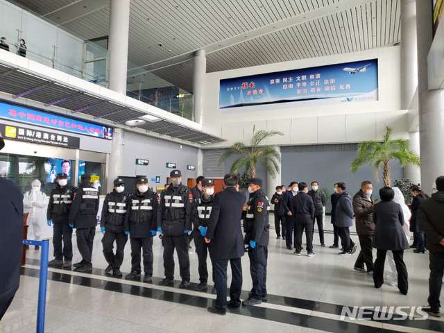 [서울=뉴시스] 박민석 기자=중국 산둥성 웨이하이국제공항에서 25일 방역요원들이 제주항공편으로 입국한 승객들을 버스에 태우고 있다. (사진=독자 제공) 2020.02.25.   photo@newsis.com 