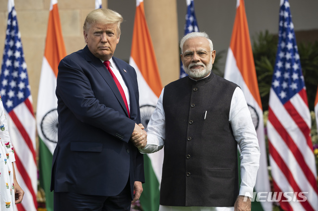 [뉴델리=AP/뉴시스]도널드 트럼프(왼쪽) 미국 대통령이 25일(현지시간) 인도 뉴델리의 하이데라바드 하우스에서 나렌드라 모디 인도 총리와 회담에 앞서 악수하고 있다. 2020.02.25.