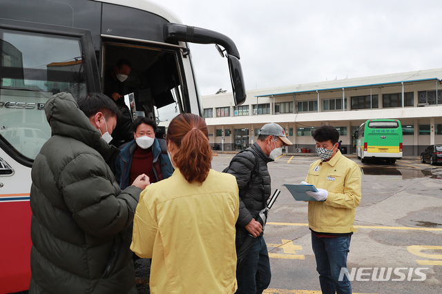 [울진=뉴시스] 강진구 기자 = 경북 울진군이 코로나19 관련 감염관리의 선제적 대응을 위해 26일 오전 관내 9개 시외버스터미널에서 하차승객에 대한 조사를 하고 있다.(사진=울진군 제공) 2020.02.26. photo@newsis.com