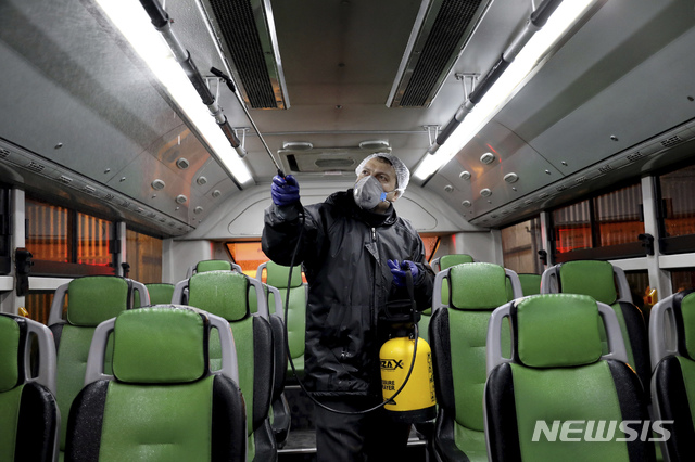 [테헤란=AP/뉴시스]26일 새벽(현지시간) 이란 수도 테헤란에서 한 작업자가 신종 코로나바이러스 감염증 예방을 위해 버스 내부를 소독하고 있다. 2020.02.26. 