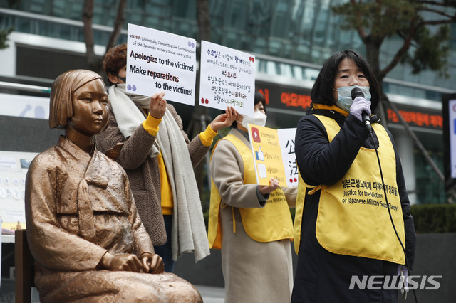 [서울=뉴시스] 박민석 기자 = 일본군 성노예제 문제해결을 위한 제1428차 정기수요시위가 온라인으로 생중계된 26일 오후 서울 종로구 옛 일본대사관 앞에서 윤미향 정의기억연대 이사장이 경과보고를 하고 있다. 한경희 정의기억연대 사무총장은 "코로나19와 같은 감염병 문제로 집회를 온라인으로 진행하는 건 이번이 처음이며, 언제 다시 기존 형식의 집회를 재개할지는 추이를 지켜봐야 한다"고 밝혔다. 2020.02.26.  mspark@newsis.com