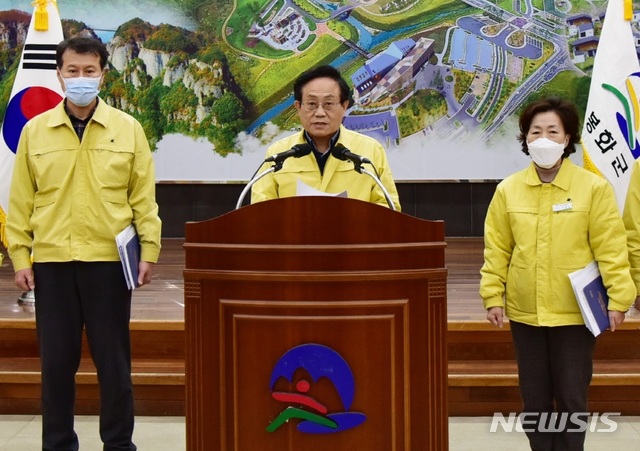 [봉화=뉴시스] 김진호 기자 = 엄태항 봉화군수가 코로나19 첫 확진 발생에 대해 브리핑하고 있다. (사진=봉화군 제공) 2020.02.27 photo@newsis.com