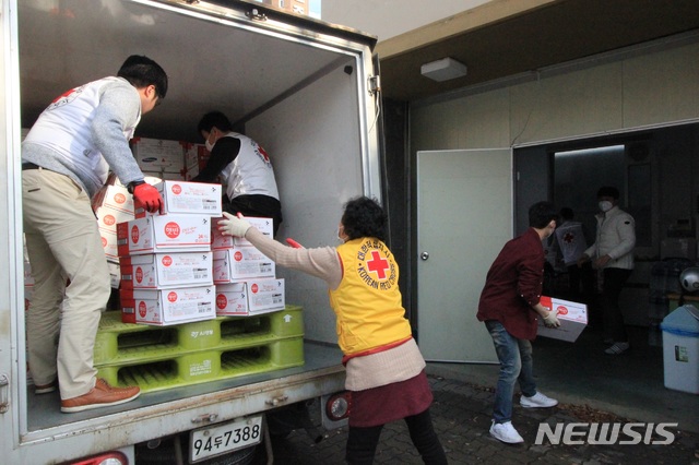 [전주=뉴시스]윤난슬 기자 = 사진은 자가 격리자를 위해 전주시보건소에 구호품을 전달하는 모습.(사진=전북 적십자사 제공) 