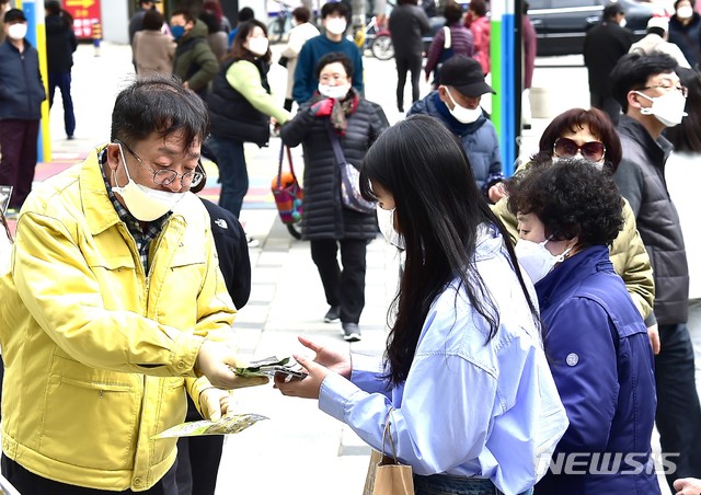 제천시민회관 광장에서 시민들에게 코로나19 예방 마스크를 나눠주는 이상천 제천시장.