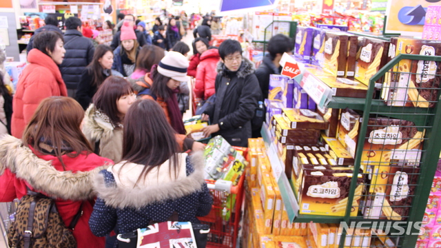 [서울=뉴시스] 롯데마트가 다음달 4일까지 신선식품, 가공식품, 생필품을 할인된 가격에 선보이는 '대한민국 힘내라' 기획전을 연다. 