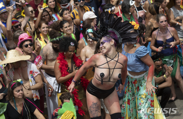 [리우데자네이루= AP/뉴시스] 지난 해 2월 26일 열린 브라질의 리우데자네이루 카니발에서 군중들이 거리의 무희를 따라 춤을 추고 있다.  