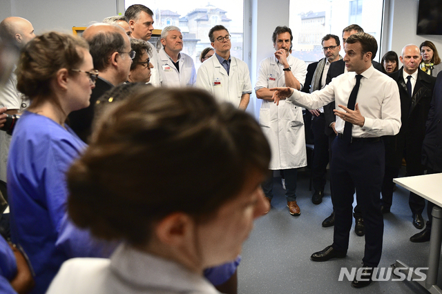 [파리=AP/뉴시스]에마뉘엘 마크롱 프랑스 대통령이 27일(현지시간) 파리의 라피티에 살페트리에르 병원을 방문했다. 이 곳에서는 지난 25일 프랑스의 첫 번째 현지인 신종 코로나바이러스 감염증(코로나19) 확진자가 숨을 거뒀다. 2020.2.28.