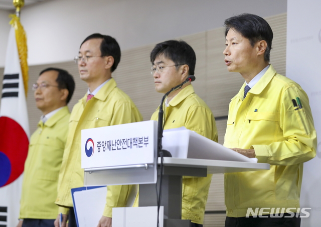 [서울=뉴시스] 김강립 보건복지부 차관 겸 중앙재난안전대책본부 1총괄조정관이 28일 오전 정부세종청사에서 열린 정례브리핑에서 신종 코로나 바이러스 감염증(코로나19) 관련 현안에 대해 설명하고 있다.(사진=중앙재난안전대책본부 제공) 2020.02.28. photo@newsis.com