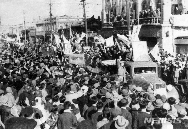 [서울=뉴시스] 1946년 2월 8일 ‘북조선임시인민위원회 창립 경축대회’에 참석한 시민들이 지지 시위를 하고 있다. (사진=미디어한국학 제공) 2020.03.01. photo@newsis.com